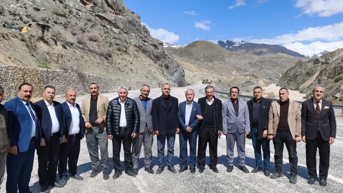 Hakkari’de 14 Muhtardan Yol Protestosu: Bu Bir İlin Kaderine Terk Edilmesidir