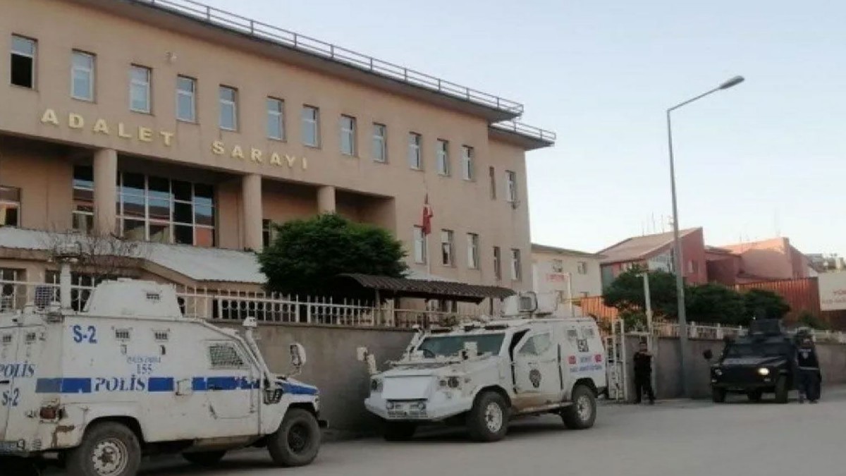 Hakkari’de rüşvet ve kaçakçılık operasyonu: Biri polis 4 kişi tutuklandı