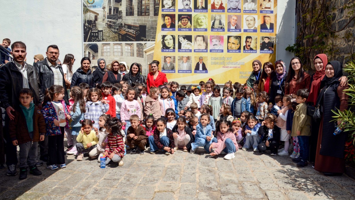 Diyarbakır’da çocuklar bin yıllık dengbêjlik geleneğiyle buluştu