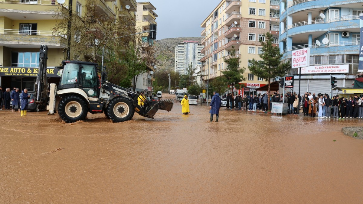 Silvan’da Sağanak Yağış Sele Dönüştü: Altyapı Eksikliği Mağdur Ediyor