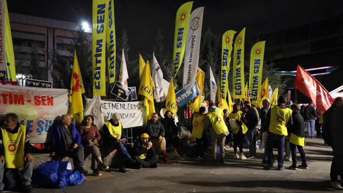 Eğitim Emekçilerinin MEB Önündeki ‘Yaşam Nöbeti’ Gece Boyunca Sürdü