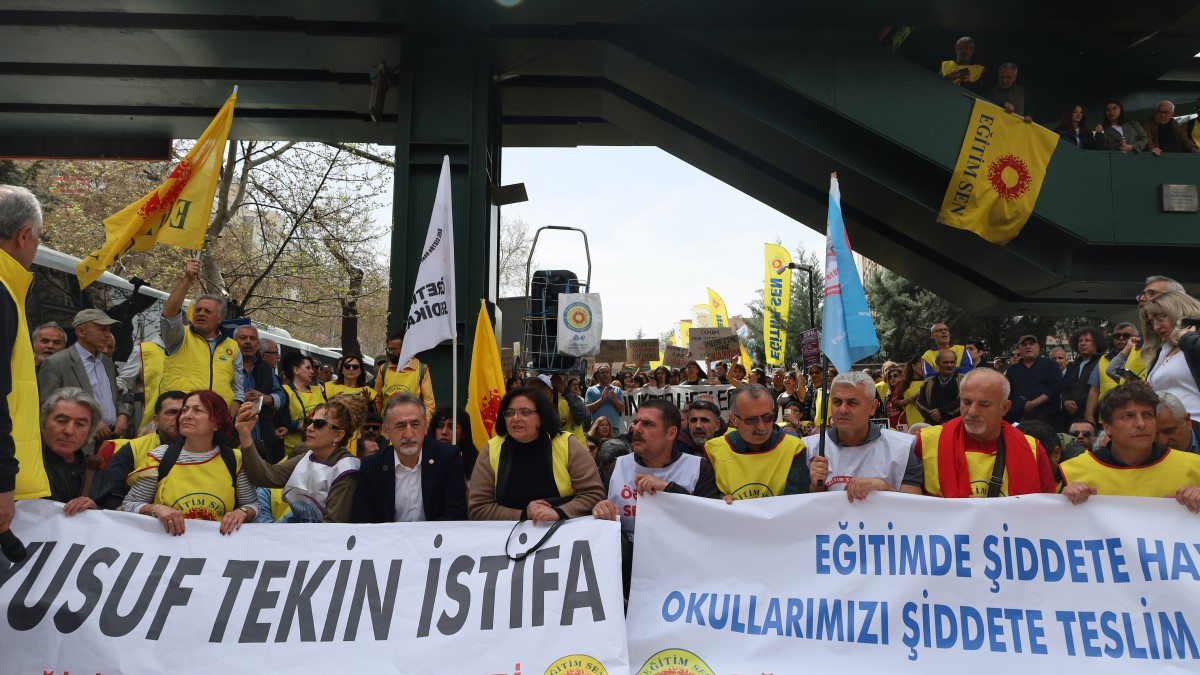 Eğitim Sen’den Bakanlık Önünde ‘Yaşam Nöbeti’: Okullarda Güvenli Ortam Sağlanmalıdır