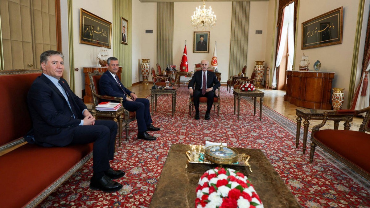 Özgür Özel ve Numan Kurtulmuş Görüşmesi: Barış Süreci ve Siyasi Baskılar Ele Alındı