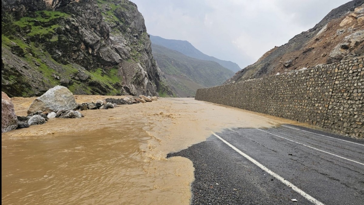 Şemdinli-Derecik Yolu Heyelan Nedeniyle Kapandı