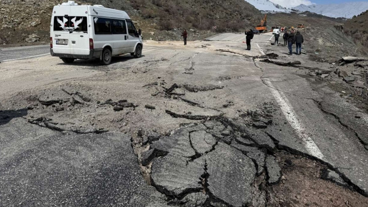 Hakkari-Van Karayolunda Heyelan: Ulaşım Durma Noktasına Geldi