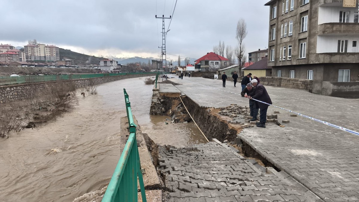 Yüksekova’da Yağış ve Eriyen Kar Suları Taşkına Neden Oldu