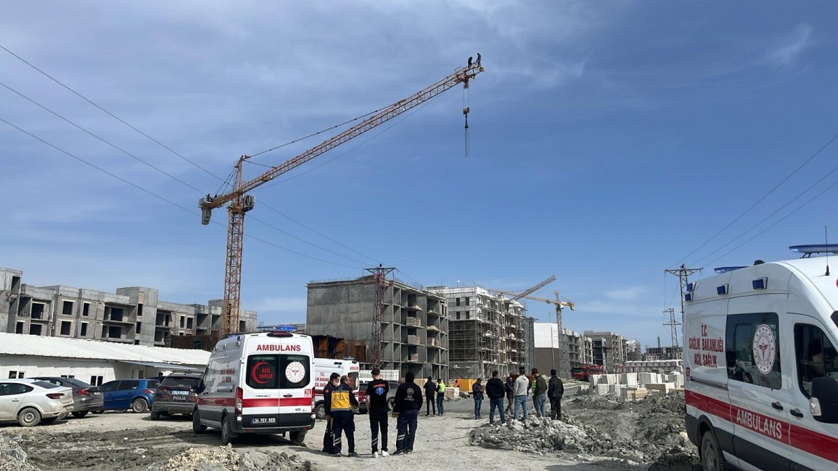 Maaşlarını alamayan inşaat işçileri vinç tepesinde eyleme başladı