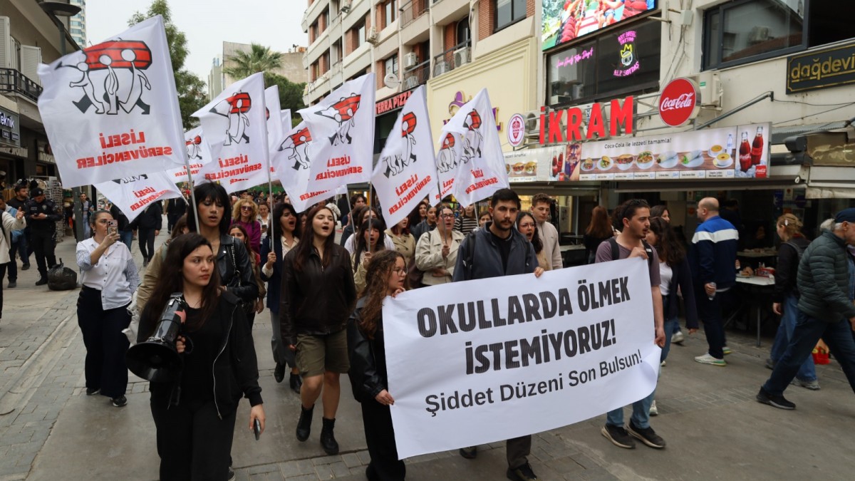 Liseliler okullardaki şiddete karşı yürüdü: Bu karanlığı kabul etmiyoruz