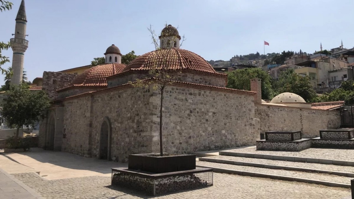 İzmir’de Tarihi Yapılara El Konuluyor: Belediye Restore Etti Vakıflar Kapattı