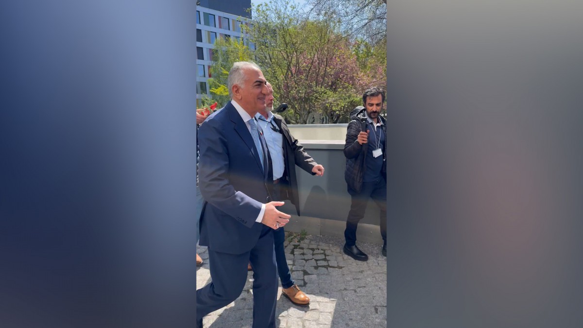 Berlin’de Rıza Pehlevi’ye Kırmızı Boyalı Protesto