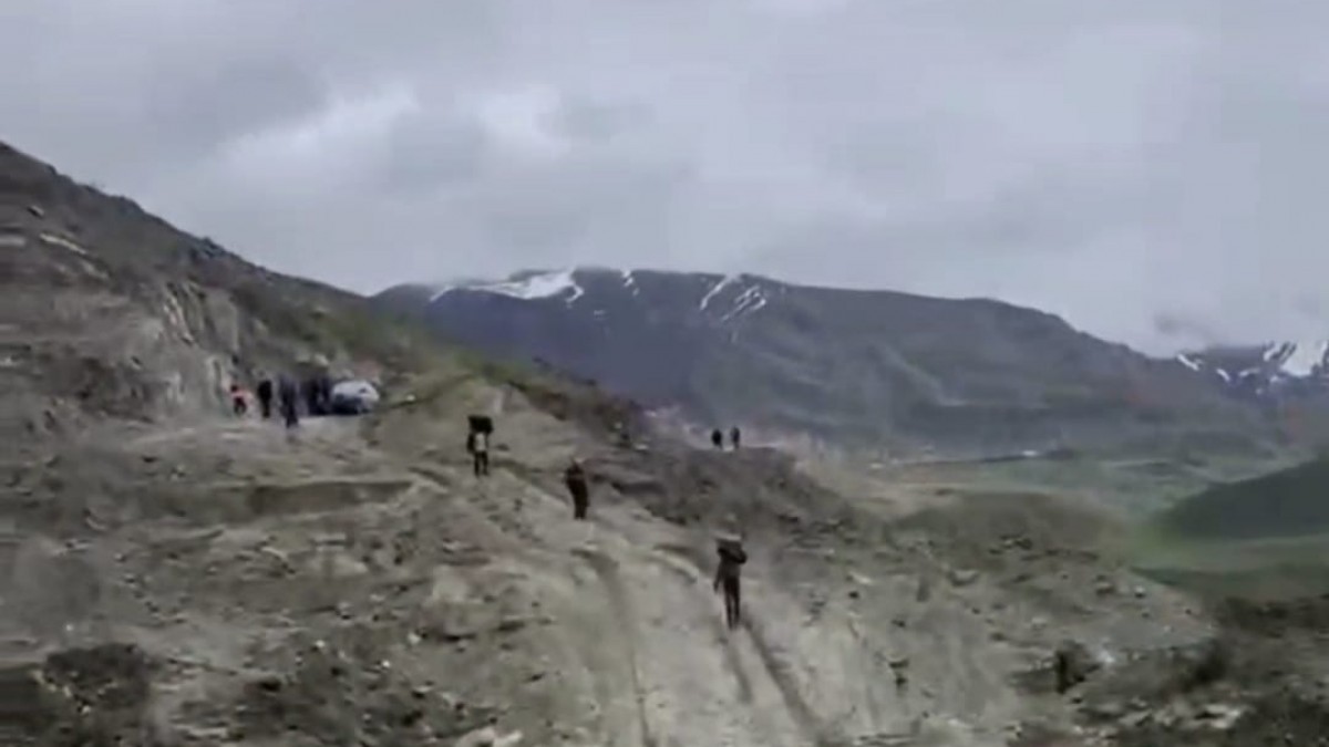 Hakkari-Van Karayolu 20 Gündür Kapalı: Yurttaşlar Eşyalarıyla Kilometrelerce Yürüyor