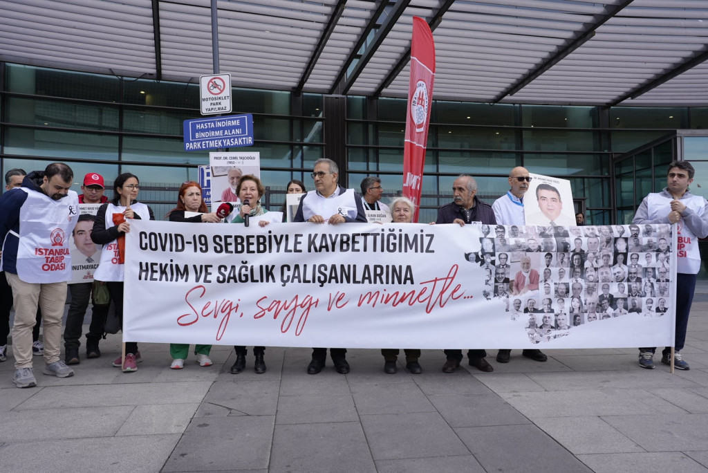 COVID-19’da Yaşamını Yitiren Sağlık Emekçileri Anıldı: “Önlenebilir Ölümlerdi”