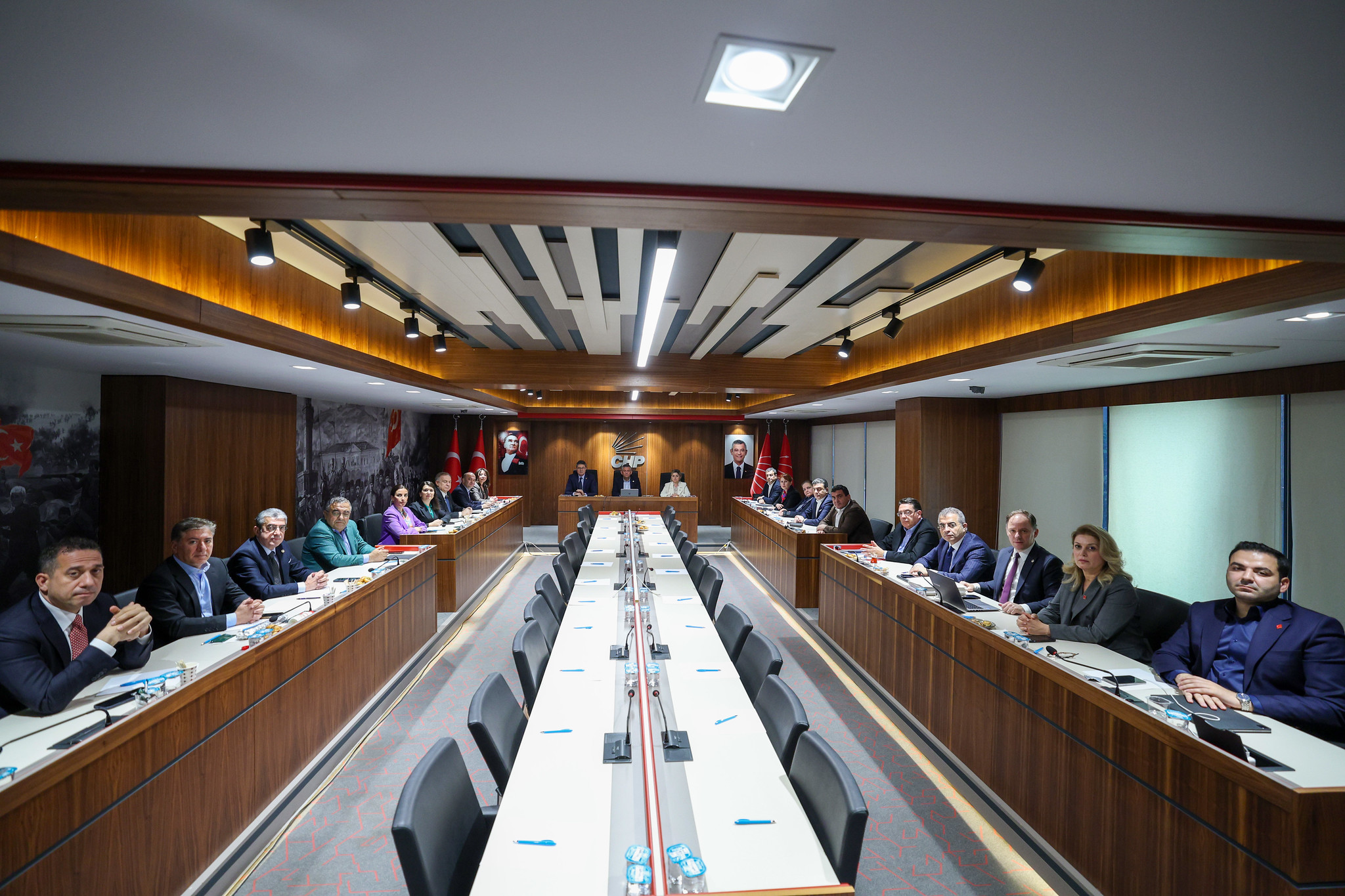 CHP’de Olağanüstü Zirve: Mansur Yavaş’ın “Ortak Tutum” Çağrısı Sonrası Yeni Eylem Planı Hazırlanıyor