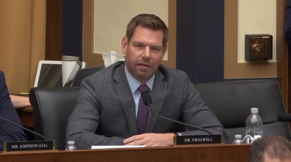 ABD Siyasetinde Deprem: Demokrat Temsilci Eric Swalwell Cinsel Saldırı Suçlamaları Sonrası İstifa Ediyor