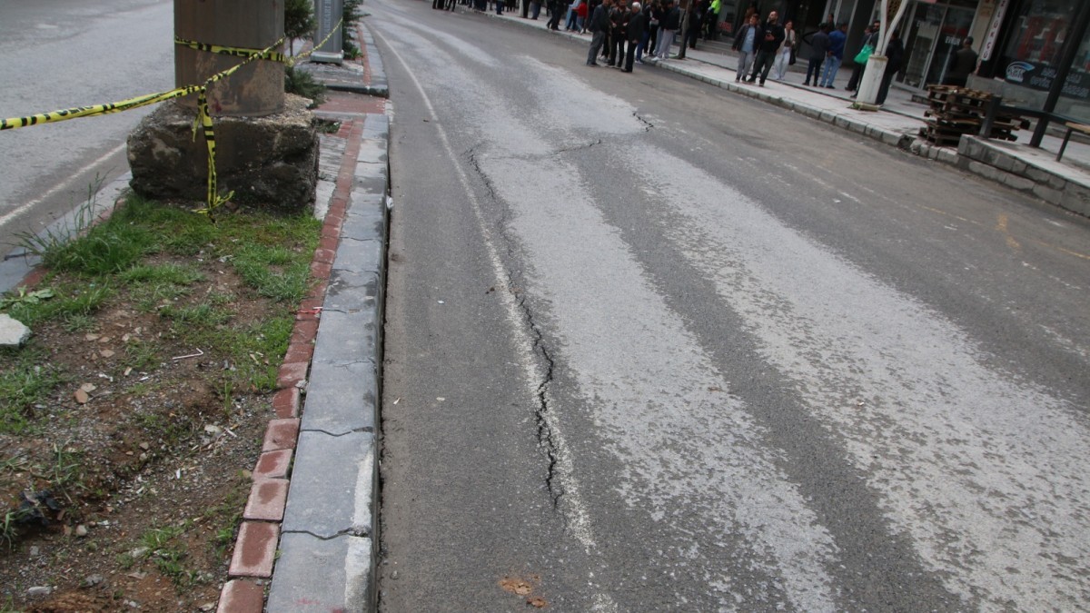 Hakkari’de denetimsiz kazı heyelana yol açtı: 8 bina boşaltıldı