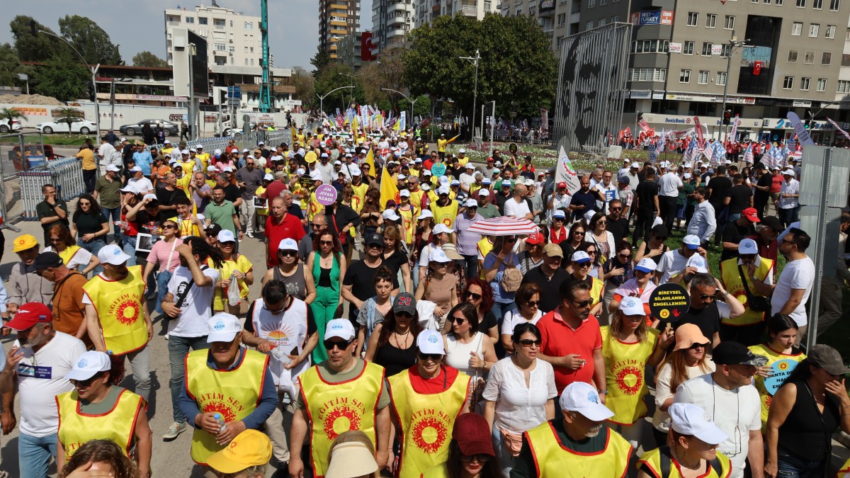 Çukurova’da 1 Mayıs Coşkusu: Emekçiler İnsanca Yaşam ve Barış İçin Meydanlara Çıktı