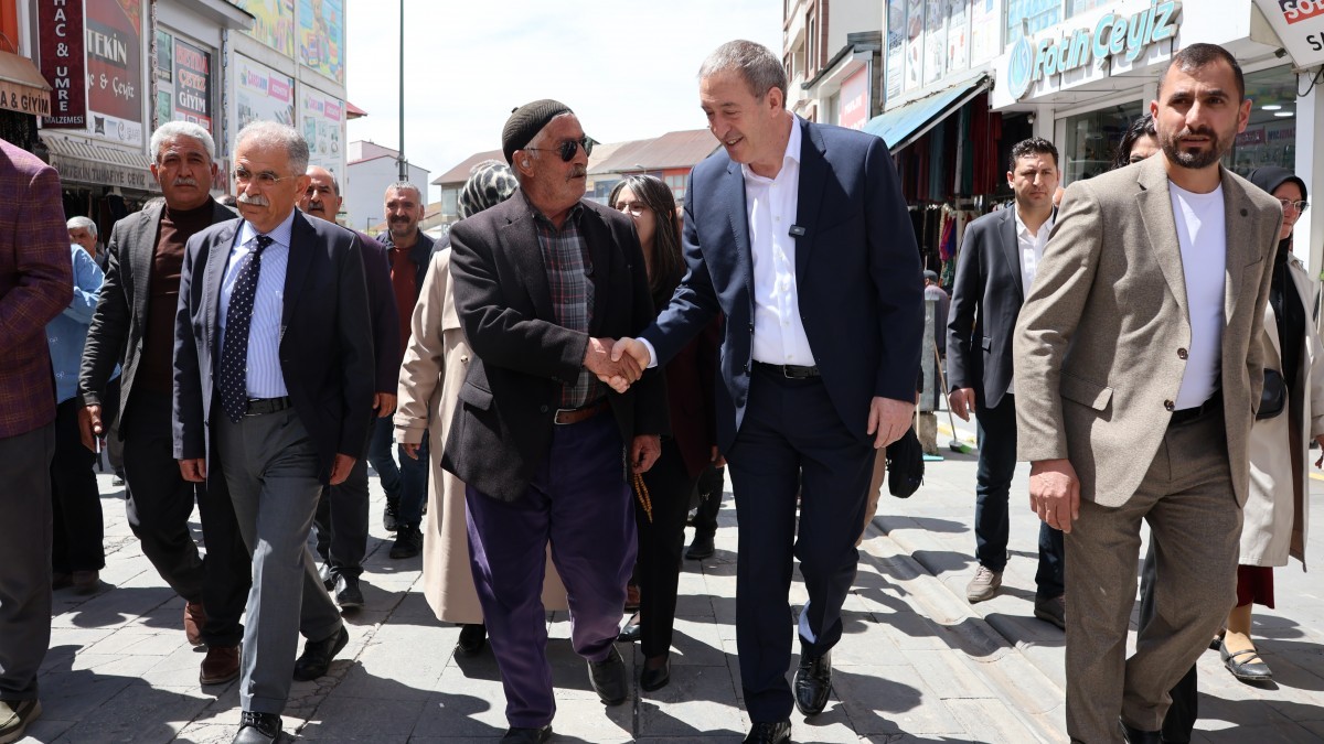 Tuncer Bakırhan Ağrı’da esnafla buluştu: Çözüm birlik ve dayanışmada