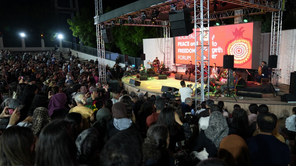 Diyarbakır’daki Barış Forumu Ma Music Konseriyle Başladı