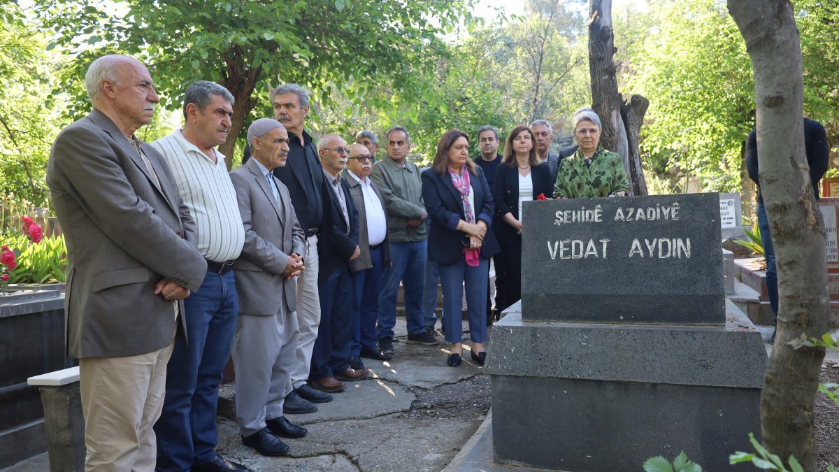 Vedat Aydın mezarı başında anıldı: Mücadelelerine sahip çıkılacak
