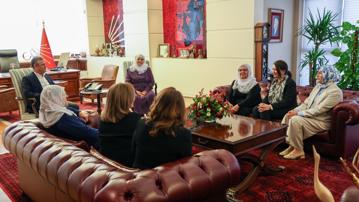Barış Anneleri’nden CHP’ye Ziyaret: Toplumsal Barış İçin Beyaz Tülbent Hediye Edildi