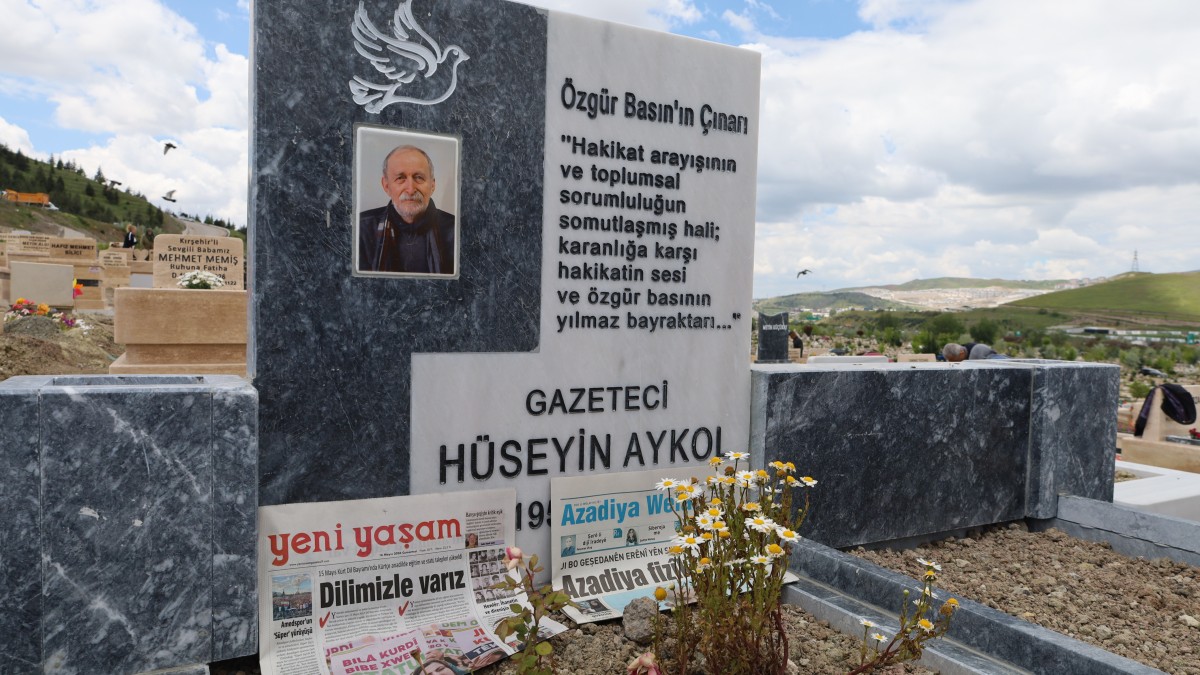Gazeteci Hüseyin Aykol Mezarı Başında Anıldı: Mücadele Mirasına Bağlılık Sözü