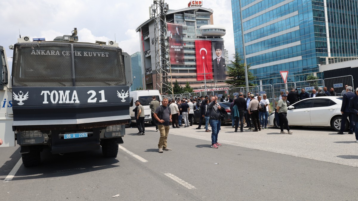 CHP Genel Merkezi polis ablukası altında: ‘Kayyuma geçit yok’