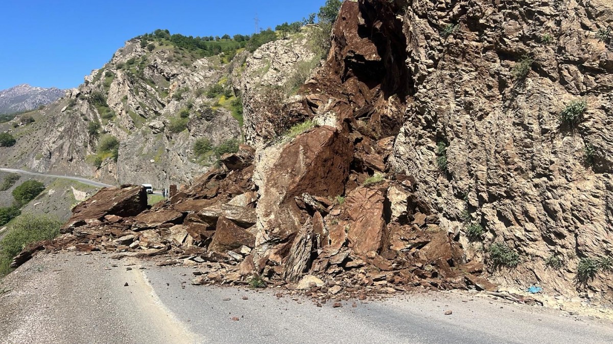Hakkari’de heyelan: Şemdinli-Derecik yolu ulaşıma kapandı