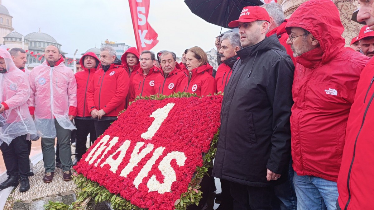 DİSK 1 Mayıs’ta Taksim’de: Yasaklı Meydana Sembolik Çelenk