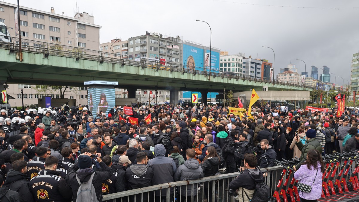 Mecidiyeköy’de Taksim’e yürümek isteyen kitleye yönelik polis ablukası devam ediyor
