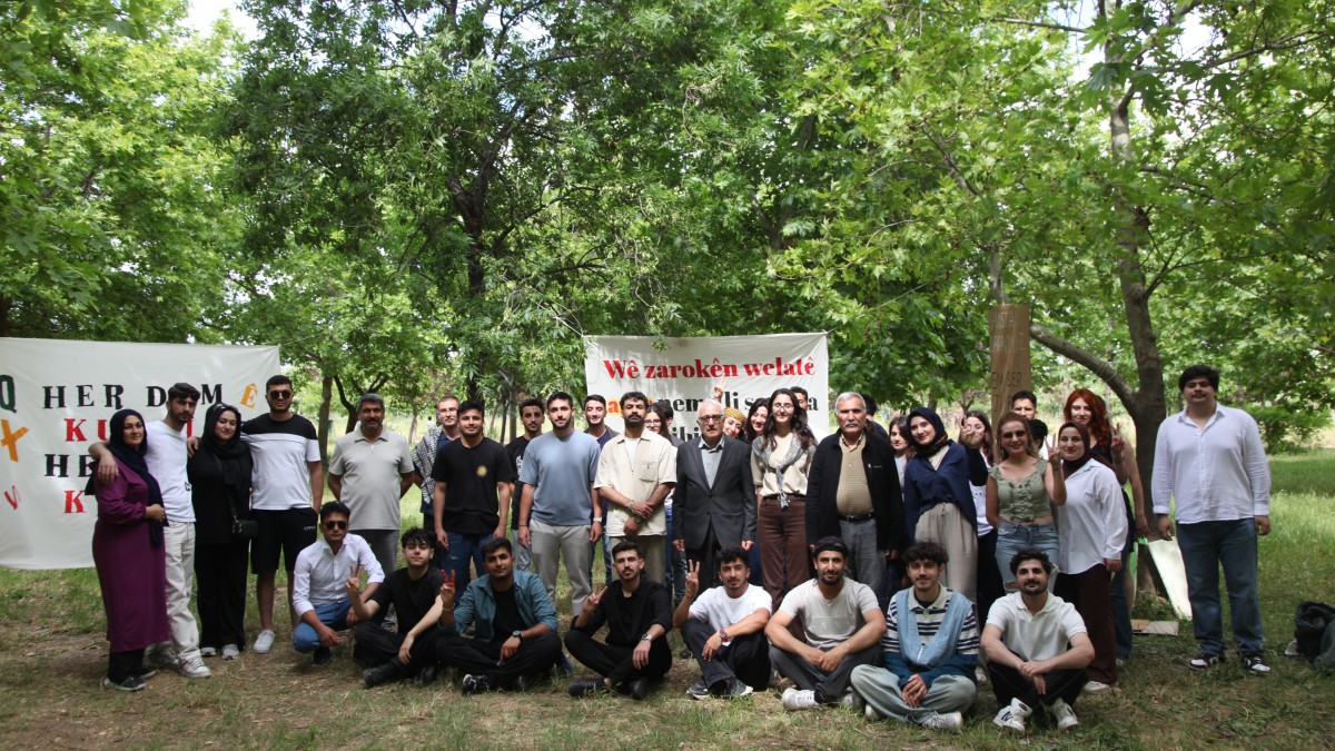 İzmir’de üniversite öğrencilerinden Kürt Dil Bayramı kutlaması: Dil varlıktır