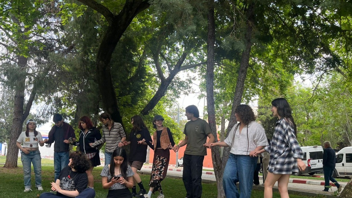 Ege Üniversitesi’nde öğrencilere ‘bayrak’ saldırısı: Piknik yapmak isteyenler darp edildi