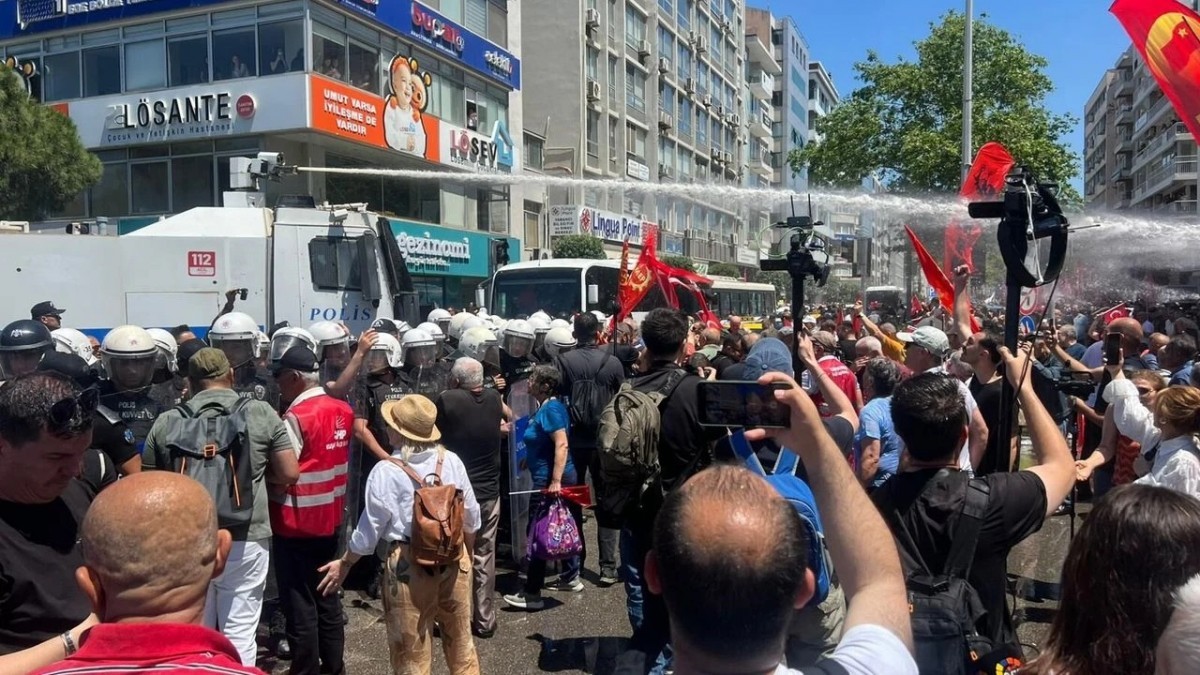 İzmir’de CHP mitingine polis müdahalesi: Cumhuriyet Meydanı’nda biber gazlı saldırı