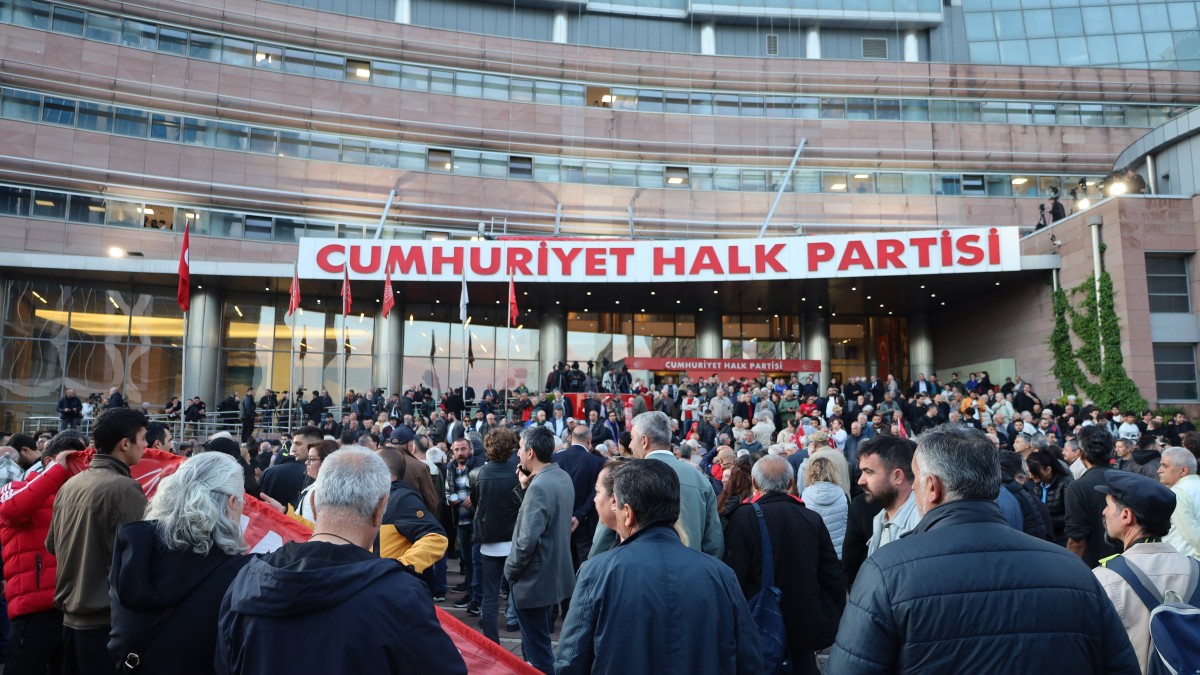 CHP Genel Merkezi önünde ‘mutlak butlan’ gerginliği: Çok sayıda polis sevk edildi