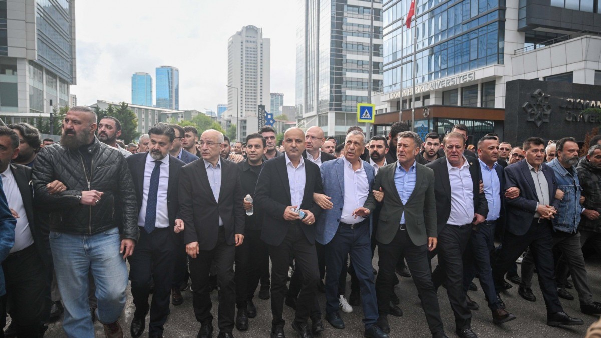 CHP Genel Merkezi’ne Polis Müdahalesi: Özgür Özel ve Yurttaşlar Meclis’e Yürüyor