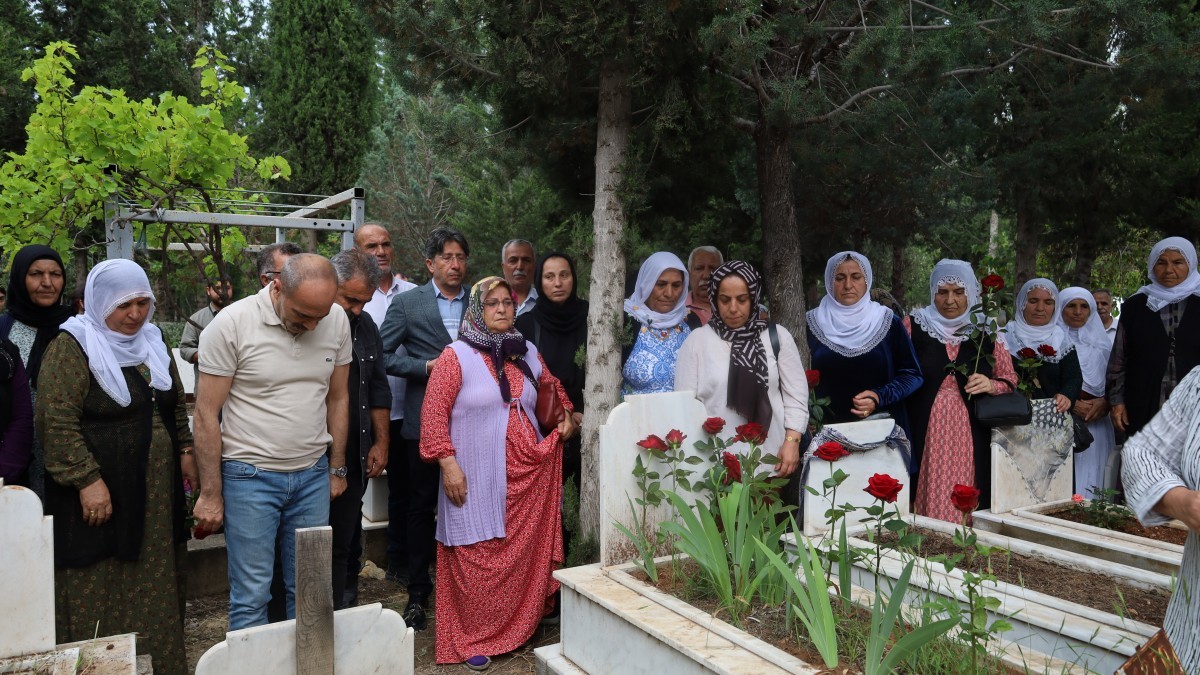Birçok Kentte Mezarlık Ziyareti: Mücadelelerine Sahip Çıkacağız