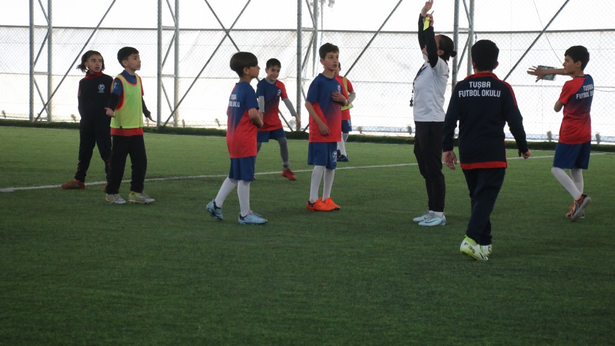 Van’da Çocukları Bağımlılıktan Korumak İçin Futbol Okulu Açıldı