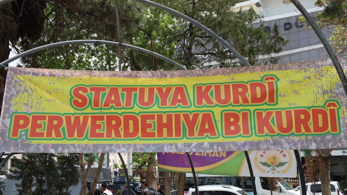 Van’da Kürt Dil Bayramı stantlarına yoğun ilgi