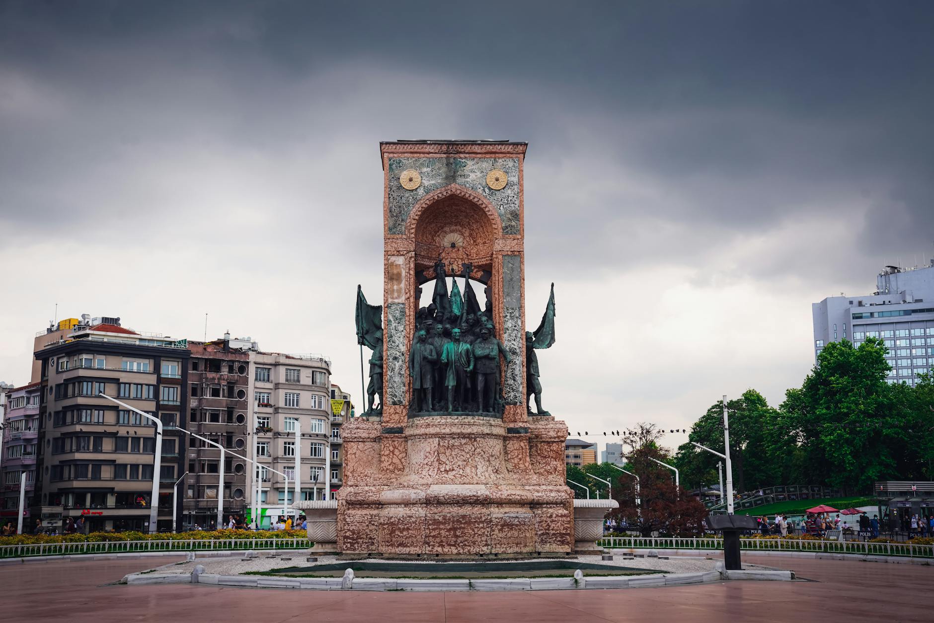 Taksim İnadı Bir Şehri Rehin Aldı: İstanbul’da Toplu Taşıma Durdu, Yollar Kapandı!