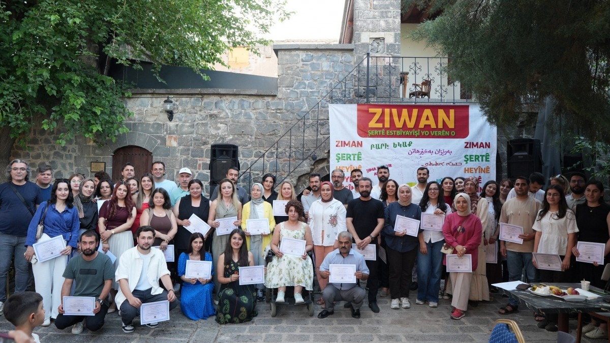 Diyarbakır’da çok dilli eğitim hamlesi: 5 dilde kursu tamamlayanlar belgelerini aldı