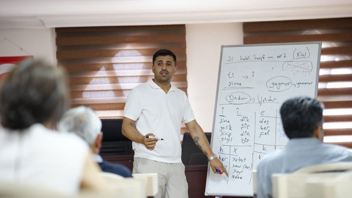 Sur Belediyesi’nden çok dilli hizmet adımı: Personel için Dimilkî kursu başladı