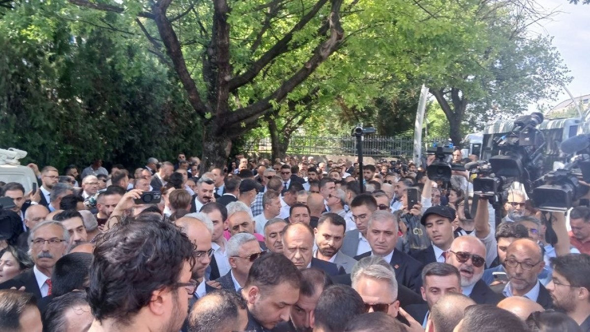 Meclis önünde CHP gerginliği: Özel ve Kılıçdaroğlu destekçileri karşı karşıya geldi