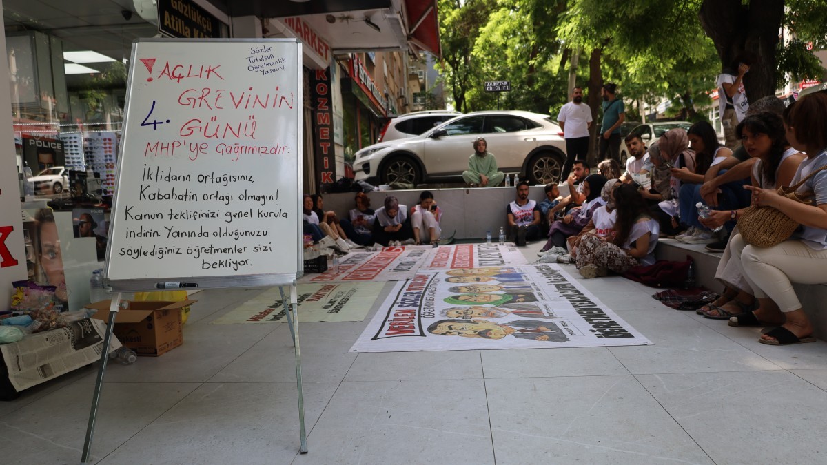 Ankara’da açlık grevindeki iki öğretmen hastaneye kaldırıldı