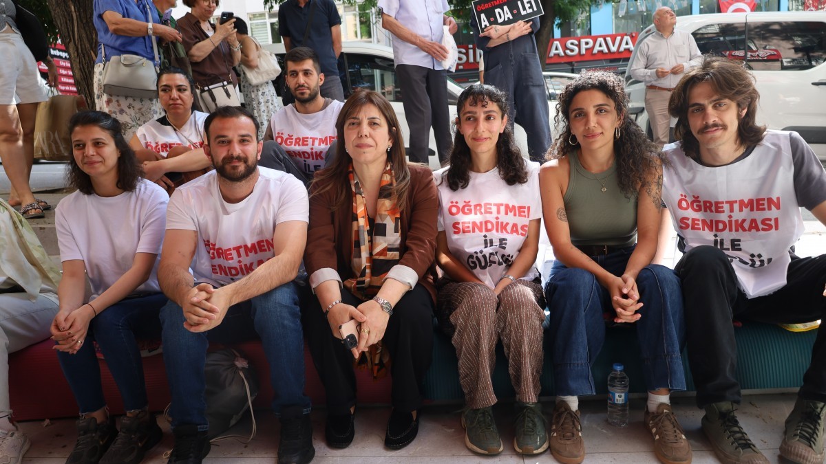 8 gündür açlık grevinde olan öğretmenlere ziyaret: Bu mücadeleyi beraber yürüteceğiz