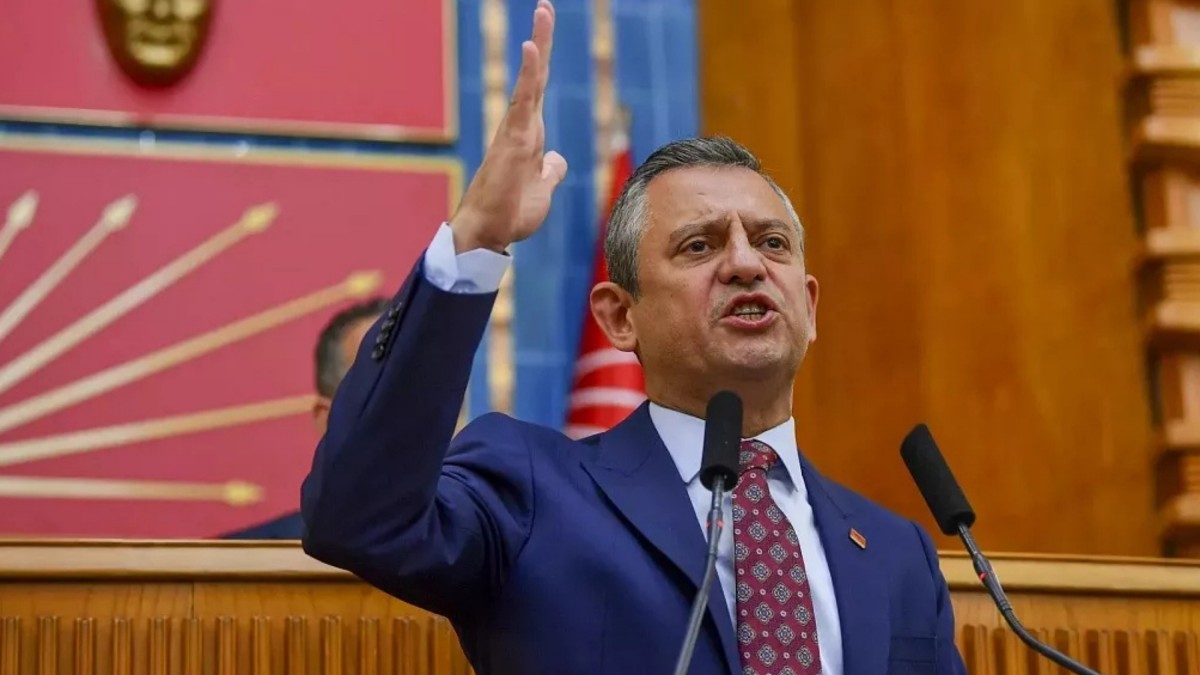 CHP’de kurultay tartışması sürüyor: Özgür Özel’den ‘Saray darbesi’ çıkışı