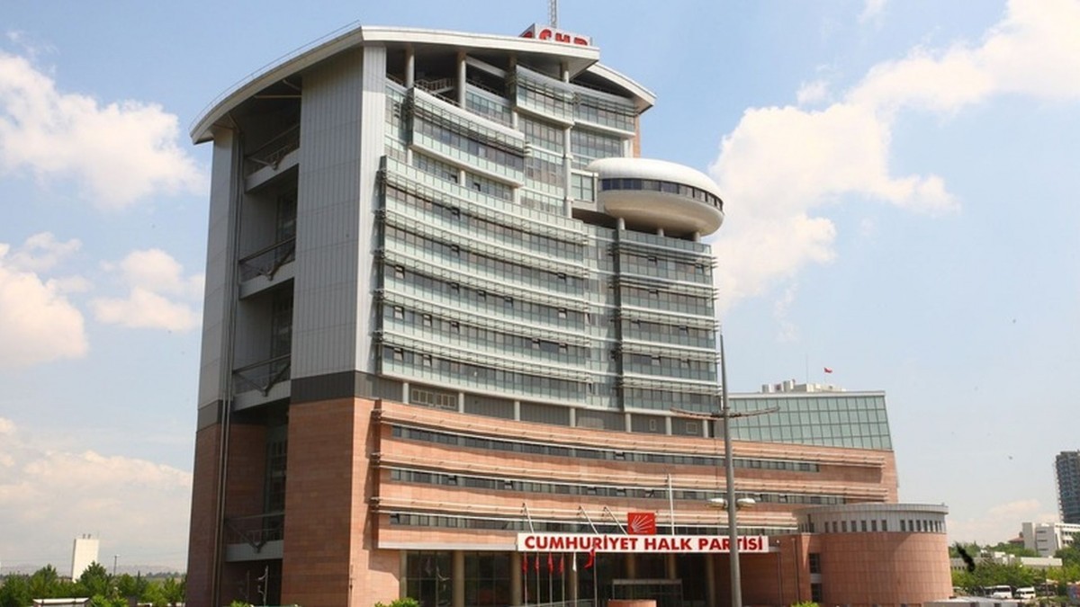 CHP’de görevden alma dalgası: 26 il yönetimi feshedildi