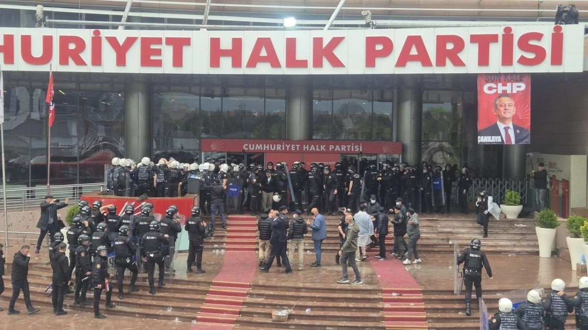 CHP’de Parti Meclisi Düştü: 28 Üyenin İstifasıyla Kurultay Süreci Başladı