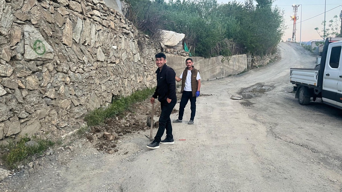 Hakkari’de Kayyımın İhmal Ettiği Yolları Gençler Onardı