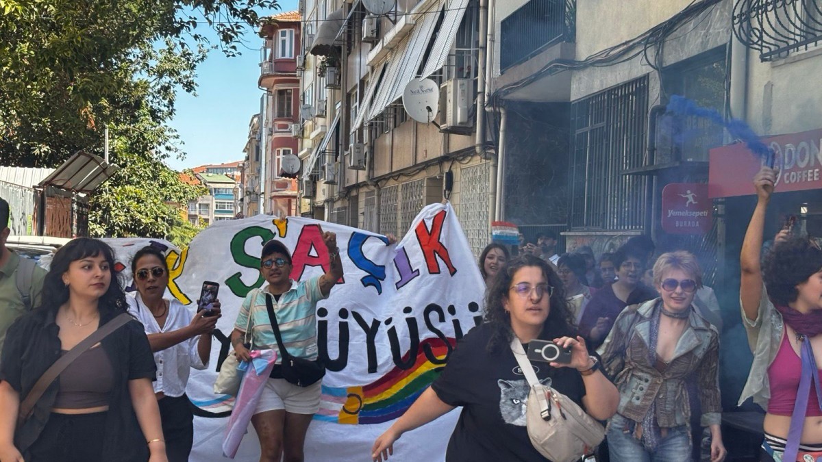 İstanbul’da Onur Yürüyüşü’ne polis müdahalesi: Gazeteciler dahil 30 gözaltı