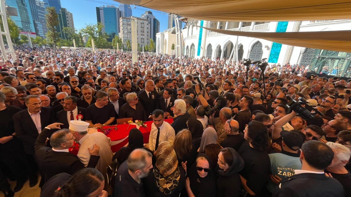 Sanatçı Kadir İnanır İstanbul’da Son Yolculuğuna Uğurlandı