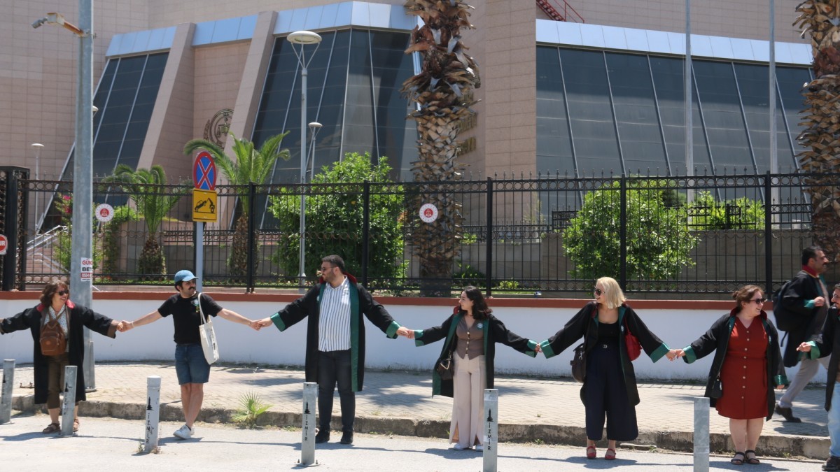 İzmir’de Hukukçulardan ‘Adalet’ Zinciri: Yargı Araçsallaştırılmamalı